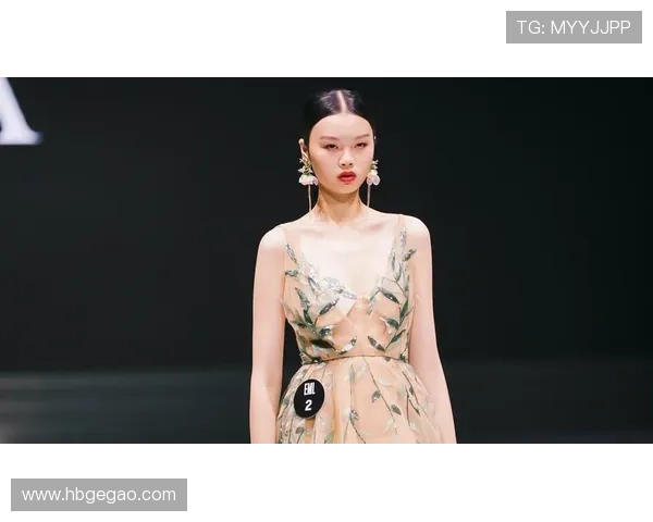 JoanSmalls:风姿绰约,定义新时代超模风尚 JoanSmalls:风姿绰约,定义新时代超模风尚